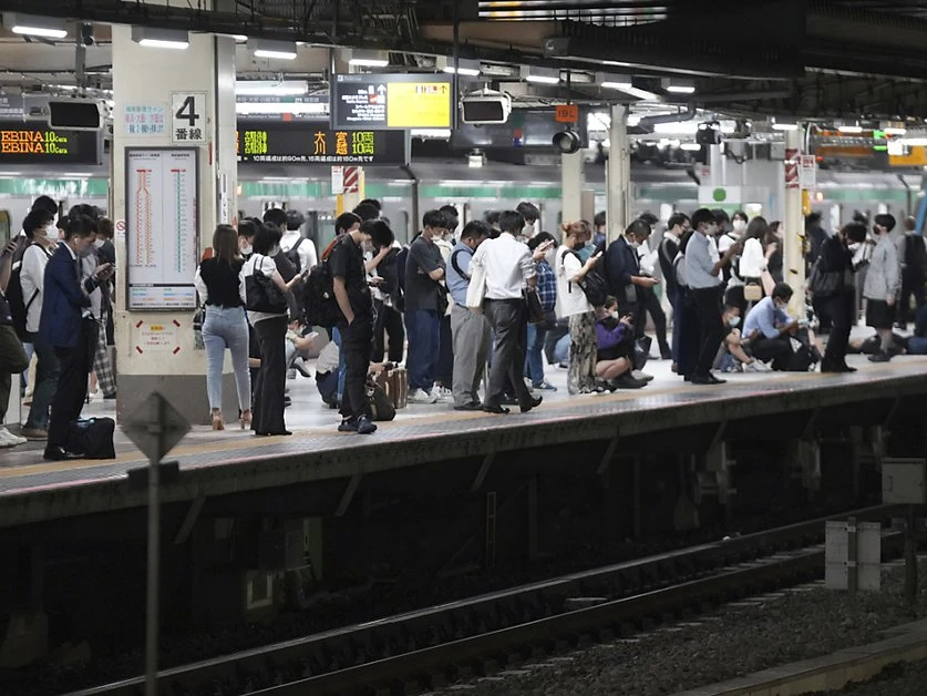 Japonya'daki 5.9'luk depremde tren raydan çıktı 32 kişi yaralandı